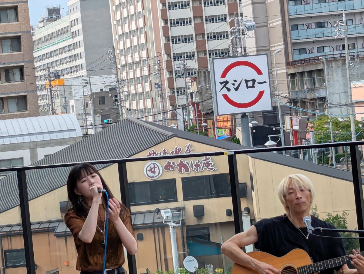Y_toki9918's tweet photo. エボフロのアコだけど、少しポップで力強さを感じるライブでした♪
久々MIKIYAさんもステージ立ってたけど、めっちゃ楽しそうでこっちもワクワクしてました！
SHIHOさんは名刺配りが社会人すぎて🤭

暑すぎて前回タオル買っとけばよかったと思いました🥵
＃エボフロ https://t.co/lgl5U58vik