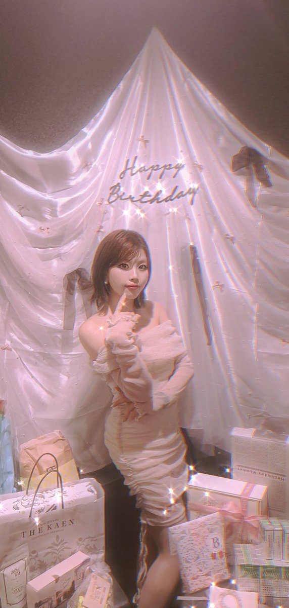 243saya's tweet photo. 沢山の方に囲まれて無事誕生日をむかえることができました！！！
改めて皆さまに支えられてると実感できました、ありがとうございます😭
頂いたもの、大事に使わせていただきます🙇‍♀️
お手伝いしてくれたあず、ぽん、ゆめみには頭あがりません。
佐藤さんもイベント続きで疲れがある中ありがとう〜 https://t.co/ufs40YKNpS
