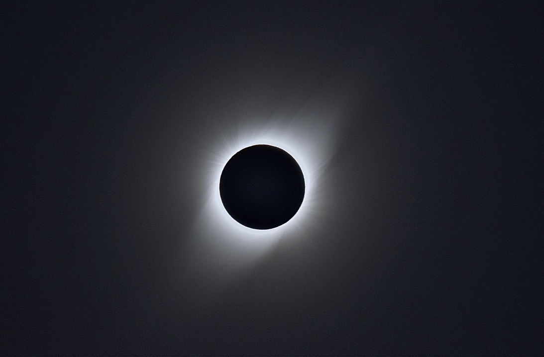 MatthewCappucci's tweet photo. El miércoles 12 de agosto de 2026 se producirá un raro y transformador ECLIPSE SOLAR TOTAL en Groenlandia, Islandia y España. Yo estaré en España.

En mi vida he perseguido tornados, he estado en el ojo de huracanes importantes y he contemplado espectaculares auroras boreales… pero ninguno rivaliza con la grandeza de un eclipse solar total. Ya he viajado a cuatro.

La escena es alucinante: el día se convierte en noche, aparecen las estrellas y los planetas, la atmósfera del Sol brilla y un amanecer de 360 grados te rodea.

Hasta que no vives la totalidad, es imposible entender lo que significa y por qué personas como yo invertimos tanto tiempo y dinero en viajar para verlo.

Ser bautizado por la sombra de la Luna mientras miras directamente la corona solar es una experiencia que solo disfrutará una fracción infinitesimal, menos del uno por ciento de la población mundial.

La corona, o atmósfera del Sol, es posiblemente la imagen más fantástica que verás jamás. Es un plasma diáfano sobrecalentado a millones de grados que se extiende millones de kilómetros en el espacio. El plasma se contorsiona por el campo magnético solar; durante la totalidad podrás mirarla directamente y ver cómo traza las líneas del campo magnético. Las protuberancias, provocadas por la intensa actividad solar, parecerán picos interestelares, como mechones de cabello que se abren en abanico con el “viento solar”. Este es el único momento en que cualquiera —ya sean aficionados o científicos— puede observar directamente la corona.

La totalidad es una experiencia espiritual. Es una alineación planetaria armónica que parece demasiado perfecta para existir por casualidad: el Sol es 400 veces más grande que la Luna, pero la Luna está 400 veces más cerca. Por algún milagro, una estrecha franja de la Tierra se encuentra en el punto exacto para presenciar cómo la Luna bloquea al Sol durante unos segundos.

Los animales se confunden; antes de la totalidad, la luz se atenúa. Las sombras se oscurecen. Los insectos cantan con fuerza y las aves regresan a sus nidos. El aire se enfría y la brisa cesa. Una presencia ominosa y etérea parece acechar cerca.

Cuando la Luna casi oculta por completo al Sol, los últimos rayos de luz que se cuelan por los valles lunares forman puntitos luminosos conocidos como “Cuentas de Baily”. Un instante después se fusionan en el “anillo de diamante”: un último y ardiente faro de luz. Y entonces llega la https://t.co/dEOg5r4NMM totalidad parece un instante eterno. Las reglas del universo parecen cambiar; los observadores son transportados a un espacio liminal al que, de otro modo, nunca podríamos acceder. 

Durante un breve momento, los espectadores se convierten en el punto culminante de una alineación perfecta. El sistema solar se despliega ante ellos.

Y luego… se acaba. La vida vuelve a la normalidad. La luz regresa; el bullicio de la naturaleza y de la humanidad vuelve.Veo la totalidad como a un viejo amigo; solo puedo pasar un momento o dos con él cada varios años. Es como una visita de alguien que ya no está.

#España #eclipse2026