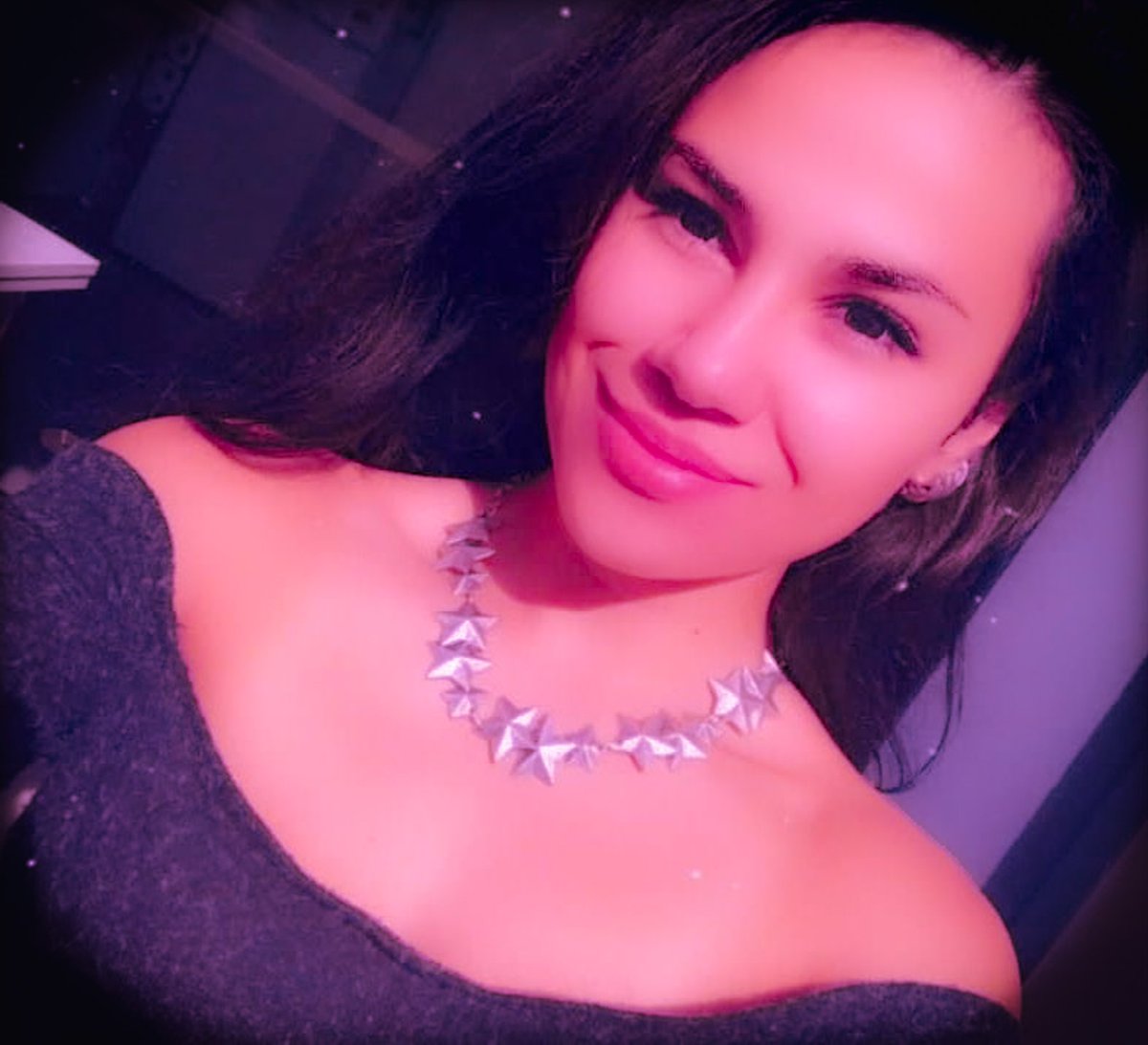 elfiayda's tweet photo. yeşim akbaş polis lojmanında başından vuruldu ve daha olay yeri incelenmeden silahın yeri değiştirilip deliller karartıldı adli raporlar bunun intihar olmadığını söylerken gencecik bir kadının cinayetini gizlemek için el birliği yapanları vicdan sahibi tek bir insan bile unutmaz https://t.co/GW4Qk5bVVs