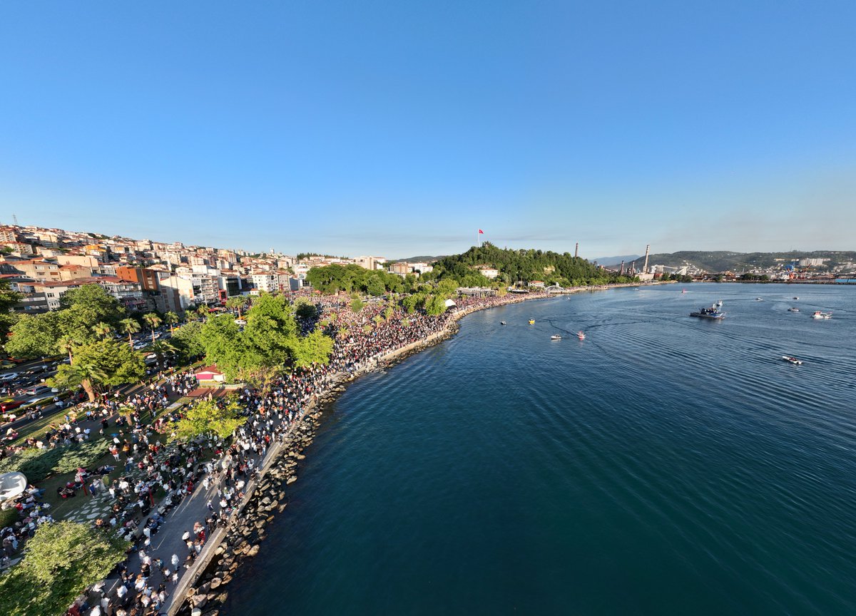 halillposbiyik's tweet photo. Bugün gözler gökyüzündeydi, kalpler SOLOTÜRK ile attı. ❤️🇹🇷
✈️ SOLOTÜRK Karadeniz Ereğli’yi Büyüledi,On Binler Sahile Akın Etti!

Gökyüzündeki performans,izleyenlerden alkışaldı. Ay yıldızın gururunu gökyüzüne taşıyan SOLOTÜRK, 

KaradenizEreğli’de unutulmaz birakşama imzaattı. https://t.co/Tq777JlBHt