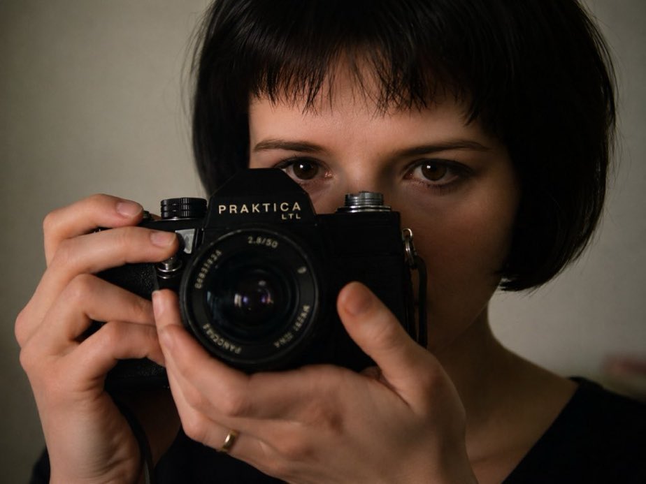 mikgerri's tweet photo. Juliette Binoche holding a Praktica LTL camera in The Unbearable Lightness of Being (1988) https://t.co/QMgw2OTUxD