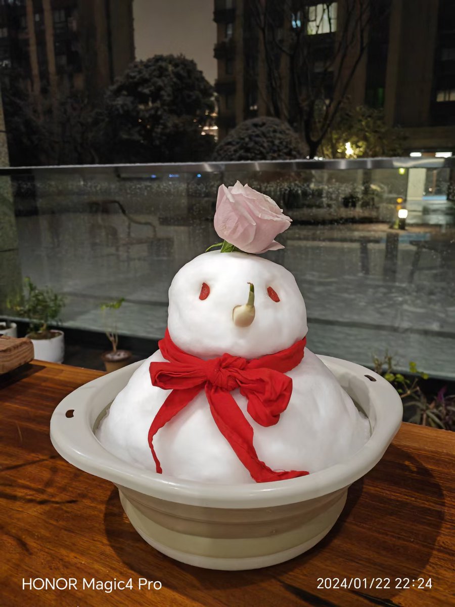 AkilahJongkj's tweet photo. The first snow of winter fell today, wrapping the world in soft white magic. Wishing everyone a warm and cozy season ahead https://t.co/N9Vd24w3i7
