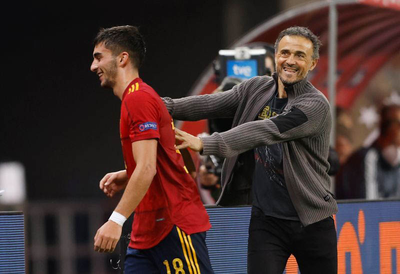 Paristeamfr's tweet photo. 🚨🔴🔵 Ferran Torres plaît énormément au PSG, et tout particulièrement à Luis Enrique, qui apprécie sa polyvalence et son profil en parfaite adéquation avec son projet de jeu.

L’international espagnol fait partie des options concrètes étudiées pour remplacer Gonçalo Ramos. 🇪🇸

De son côté, l’entourage du joueur est flatté par l’intérêt parisien et n’écarte pas un départ vers le PSG. Le dossier devrait toutefois évoluer après la fin du parcours de l’Espagne à la Coupe du Monde. 👀 #PSG (@Djaameel_ )