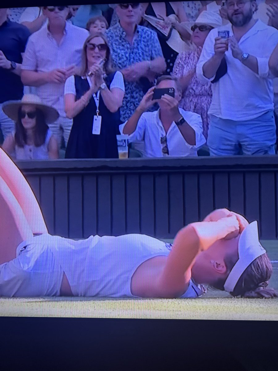 josedanielnews's tweet photo. Linda Noskova 🇨🇿 demostró una gran madurez durante el tercer set, donde se reinició, y logró un quiebre temprano sobre Karolina Muchova 🇨🇿, para así ganar con gallardía la final femenina de Wimbledon. Tiene 21 años y definitivamente en un prodigio.
#wimbledon #tenis #final #mujeres #linda #noskova
