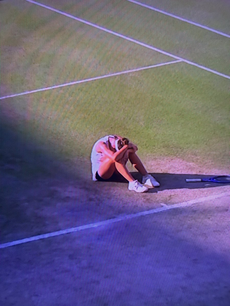 josedanielnews's tweet photo. Linda Noskova 🇨🇿 demostró una gran madurez durante el tercer set, donde se reinició, y logró un quiebre temprano sobre Karolina Muchova 🇨🇿, para así ganar con gallardía la final femenina de Wimbledon. Tiene 21 años y definitivamente en un prodigio.
#wimbledon #tenis #final #mujeres #linda #noskova
