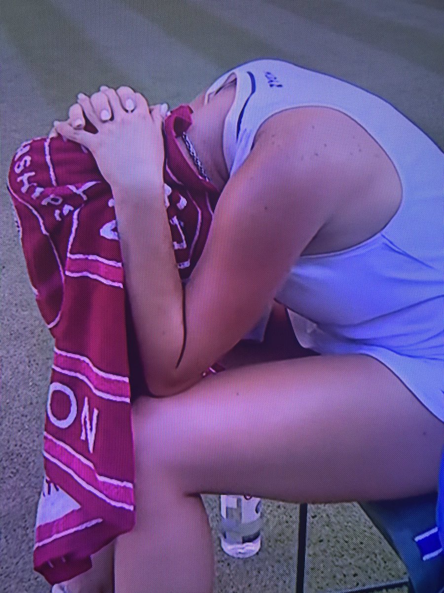 josedanielnews's tweet photo. Linda Noskova 🇨🇿 demostró una gran madurez durante el tercer set, donde se reinició, y logró un quiebre temprano sobre Karolina Muchova 🇨🇿, para así ganar con gallardía la final femenina de Wimbledon. Tiene 21 años y definitivamente en un prodigio.
#wimbledon #tenis #final #mujeres #linda #noskova