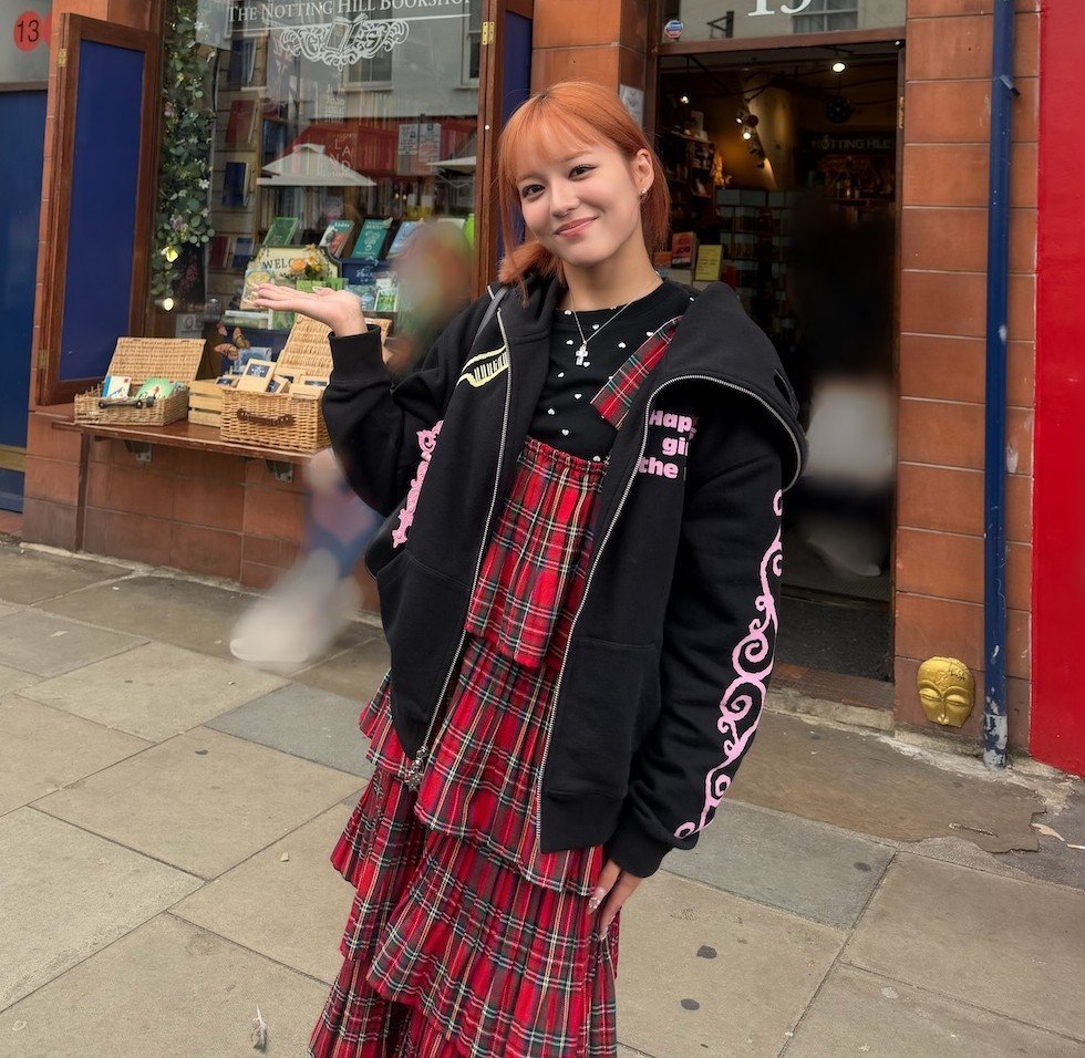 npomvtt's tweet photo. 🥺❤️ FOFOS! Fãs repararam que Cocona do XG, que tinha dito que não usa mais vestidos após a transição porque não se sente confortável neles, deu seus vestidos para Juria. https://t.co/LlM2K1KNjt