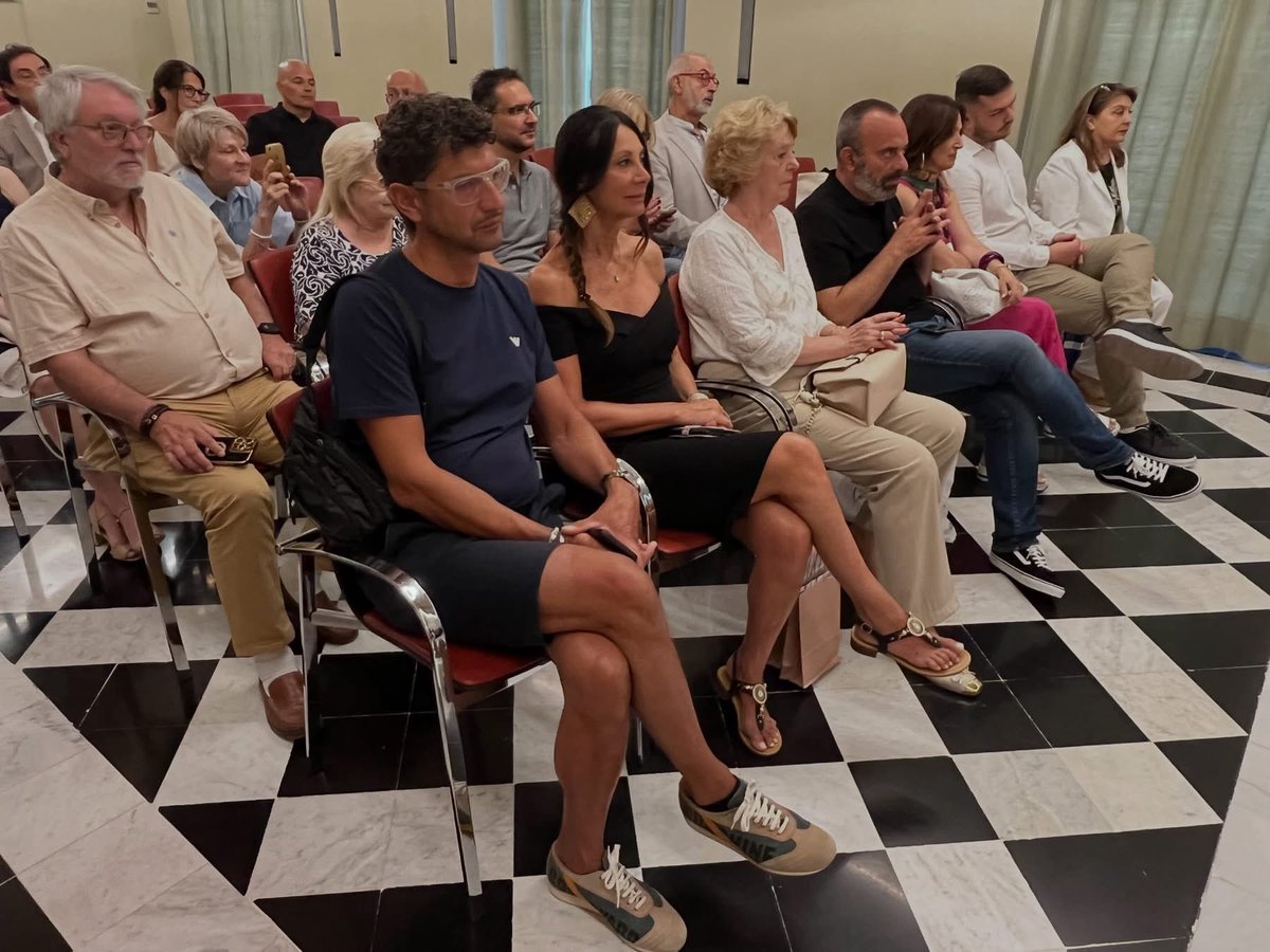 IgualadaSomhi's tweet photo. Hem participat a la recepció de les ciutats agermanades amb Igualada de Lecco, Guimarães i Aksakovo a l’Ajuntament coincidint amb l’@Ebf_Igualada. Benvinguts! 🇮🇹🇧🇬🇵🇹 https://t.co/hUURWYCXIG