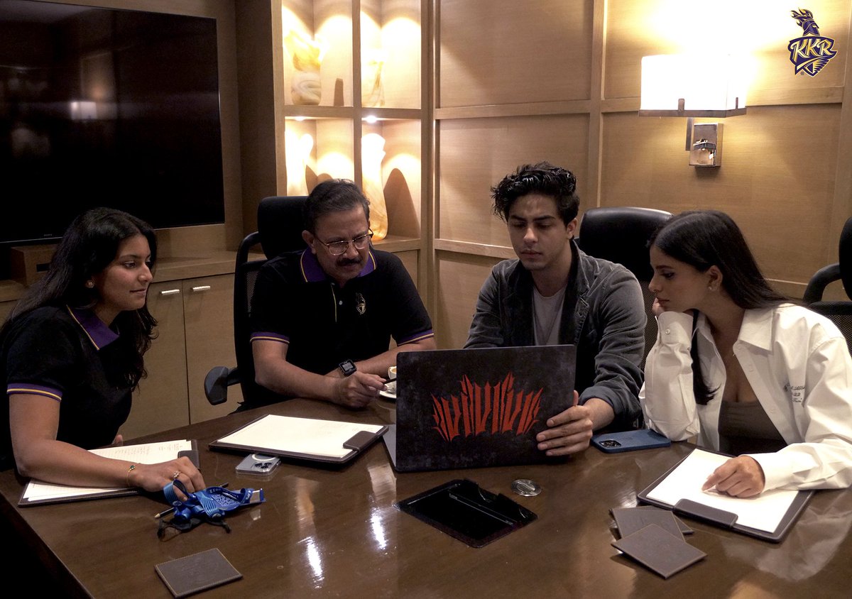 viralmmsvines's tweet photo. #throwback Suhana Khan and Aryan Khan at #IPLMegaAuction! ๐
#AryanKhan #SuhanaKhan #srk #salmankhan #shahrukhkhan #foryou #makeup #fyp #bollywood #ootd #india #pakistan #trending https://t.co/4aULpIpGEw