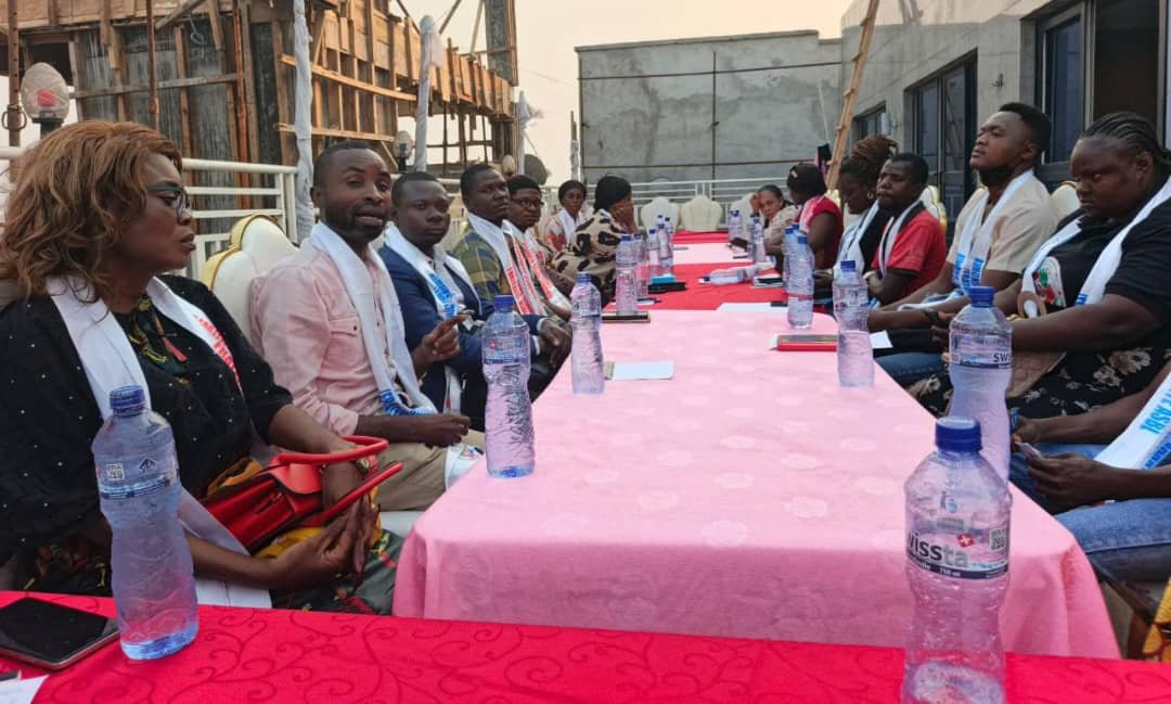 SergioMayamba's tweet photo. 🇨🇩RDC

INFORMATIONS DE LA COORDINATION NATIONALE DES CELLULES DES BASES AIMONS-NOUS VIVANTS

Ce samedi 11 juillet 2026, le Coordonnateur National et infatigable Soldat du *Raïs*, *NKOSO NDOMBE Nom's 3N*, a réuni les membres du Comité National, les responsables des 4 districts de la ville-province de Kinshasa et les coordonnateurs communaux. 

Cette rencontre avait pour but de les conscientiser et de mettre en place des stratégies de mobilisation sur le terrain, en attendant les orientations des autorités du Parti pour dire « non » au changement de la Constitution. 

Les soldats politiques du Président National Joseph KABILA sont déterminés à défendre notre famille politique et soutiennent indéfectiblement le Président National ainsi que les idéaux de notre Parti.

Fin de réunion en beauté ! La méga-structure « AIMONS-NOUS VIVANTS » a fêté l'anniversaire du camarade Richard MAVUNGU, responsable en charge des stratégies.

AIMONS-NOUS VIVANTS, la branche opérationnelle de JKK.

@JamsMupualaRdc @Peguynyembo243 @tshipasa_palia @KalumbiKam