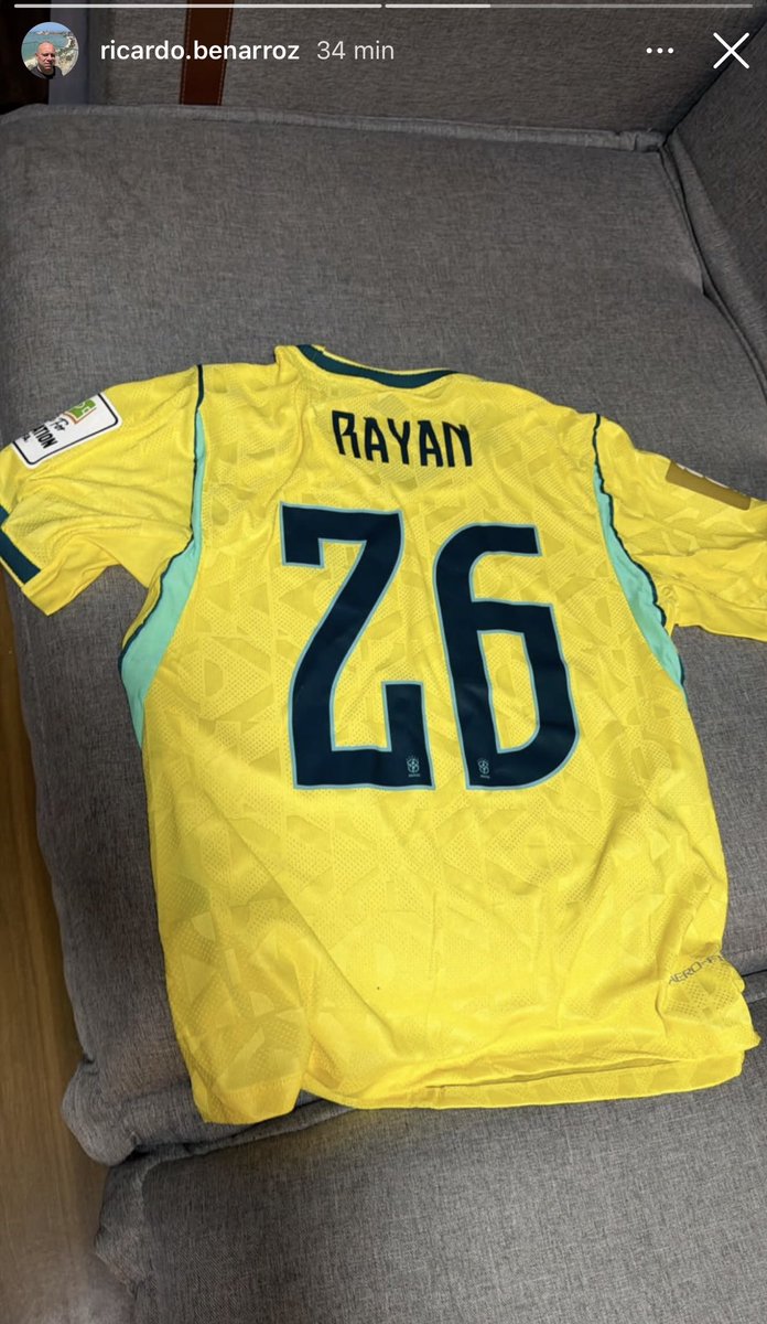 EstagiarioVasco's tweet photo. 💢👏 Que gesto!

Rayan presenteou o roupeiro Biro com a camisa usada na partida contra a Noruega, autografada por parte do elenco da Seleção Brasileira. Um reconhecimento mais do que merecido por quem faz parte do dia a dia do Vasco. 🇧🇷🤝 https://t.co/74hBzxDiLh