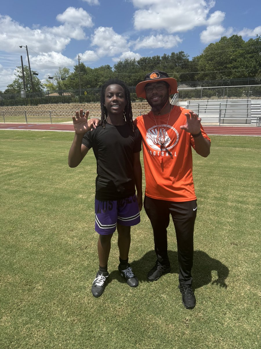 X2Battee's tweet photo. Got some good work in today with @ECUTigersFB. Thank you @Coach_Tinez1 and @CoachTHendrix for working with me and giving me some tips for this upcoming season. @PCHSfriscoFB @CoachVWill @clintsurratt #pchs #creekside #ATH #classof2030 #freshman https://t.co/DjqwraeCHd