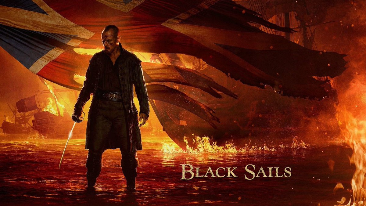 Brian_PnT's tweet photo. Vu que toute l’effervescence est sur Assassin’s Creed: Black Flag, j’en profite pour rappeler que si vous adorez les aventures d’Edward Kenway, vous devez ABSOLUMENT regarder Black Sails. C’est sans conteste l’une des meilleures séries des années 2010, mais qui a eu la malchance de sortir alors que le phénomène Game of Throne battait son plein et que Breaking Bad s’achevait, la faisant ainsi passer un peu inaperçue. 

Edward Kenway et James Flint sont deux faces d’une même pièce. Deux hommes qui refusent la place que le monde leur a assignée, persuadés qu’au-delà de l’horizon existe quelque chose de plus grand qu’une vie ordinaire.

La différence, c’est que Black Flag raconte ce que cet idéal apporte à un homme, alors que Black Sails raconte ce qu’il lui coûte.

Là où Edward finit par comprendre que la richesse et la gloire ne combleront jamais le vide qu’il porte en lui, Flint pousse le rêve pirate jusqu’à son extrémité la plus radicale, devenant l’incarnation même d’une révolte contre l’ordre du monde via la République pirate de Nassau. 

Les deux œuvres peignent le prix des idéaux et les trajectoires de ces individus qui refusaient de plier face à une époque qui les condamnaient à disparaître.

Black Flag, donne envie de prendre la mer, Black Sails rappelle pourquoi certains l’ont fait et pourquoi leur monde ne pouvait que finir broyé par l’implacable marche de la civilisation.