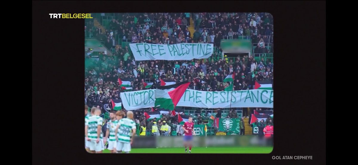 enesoncel's tweet photo. Celtic taraftarının Filistin desteği bir sembol değil bir duruş.. Tibünler futbolun ötesine geçen bir mesaj veriyor. İsrail’in tüm tehditlerine rağmen Celtic taraftarı her defasında daha fazla Filistin bayrağı ile maça geldi..
Peki ya biz?..
Devamı; TRT Belgesel Gol Atan Cepheye https://t.co/7KlkGP1U4z