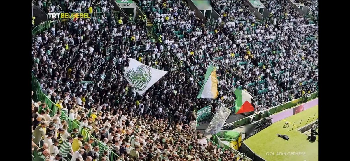 enesoncel's tweet photo. Celtic taraftarının Filistin desteği bir sembol değil bir duruş.. Tibünler futbolun ötesine geçen bir mesaj veriyor. İsrail’in tüm tehditlerine rağmen Celtic taraftarı her defasında daha fazla Filistin bayrağı ile maça geldi..
Peki ya biz?..
Devamı; TRT Belgesel Gol Atan Cepheye https://t.co/7KlkGP1U4z