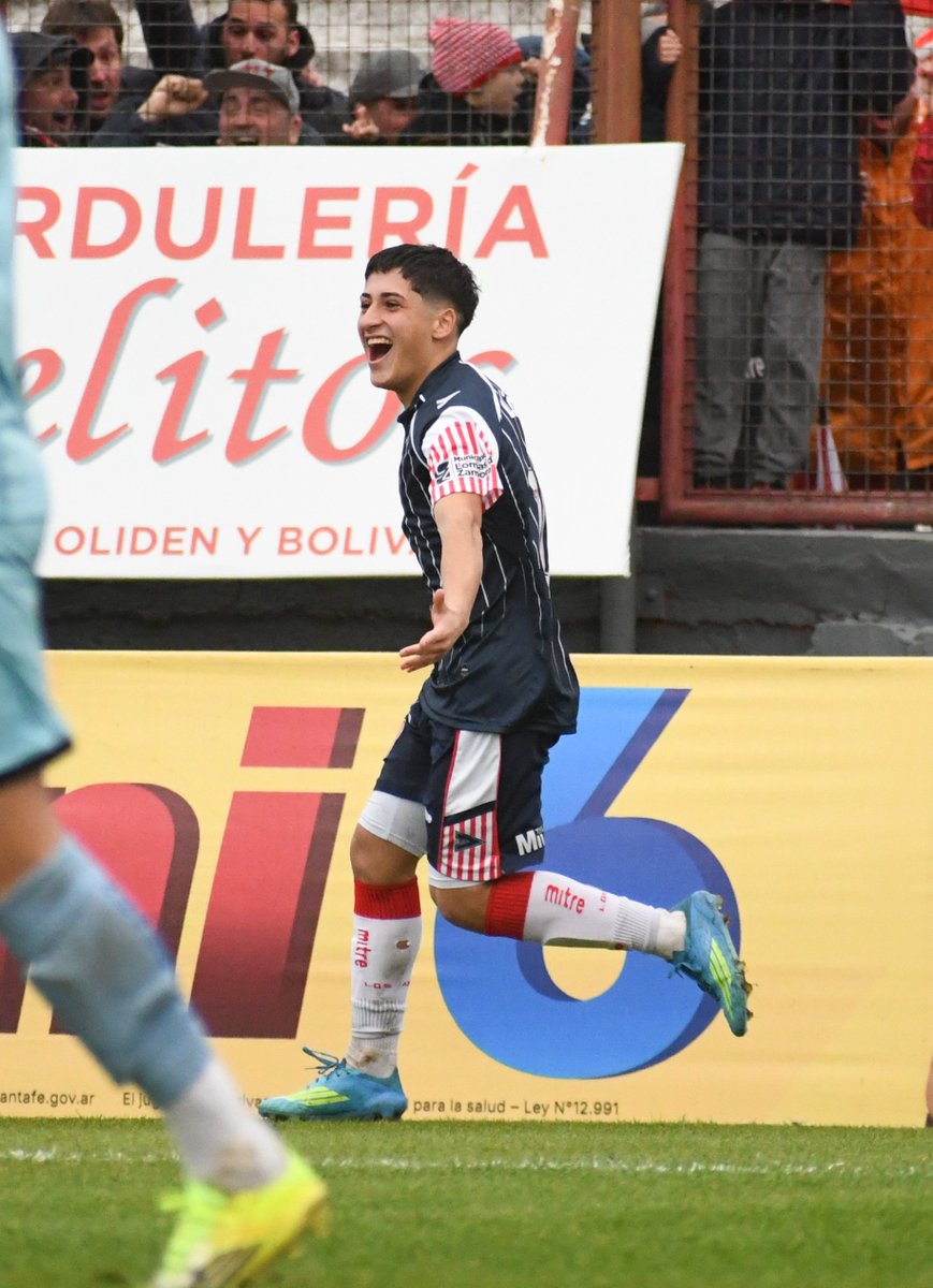 clublosandes's tweet photo. ⌚️ ST 17' | ¡Dos hermosos golazos!

El segundo lo hizo Chamorro ¡Olimpico! y el tercero fue de Mati González con una asistencia hermosa de Asenjo ¡QUE FÚTBOL LOMAS!

📌 #LosAndes 3 - #CiudadBolivar 0

#DaleLomas 🇦🇹 https://t.co/Ps5t8sGnJZ