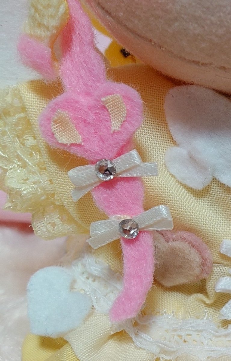 dorurin's tweet photo. おさげ作成開始。ハート部分の空洞を再現する為くり抜こうとするも難しく、服と同じ布を切って貼り付ける作戦に。

固定は一旦耳の後ろにマチ針で。ちなみに後頭部には既存のおさげがあるので、おさげ増殖状態（どうするかはまた考えたい）前髪にもフェルトを貼って完成✨️

ありがとうございました🌞 https://t.co/MI3yLRSdcy