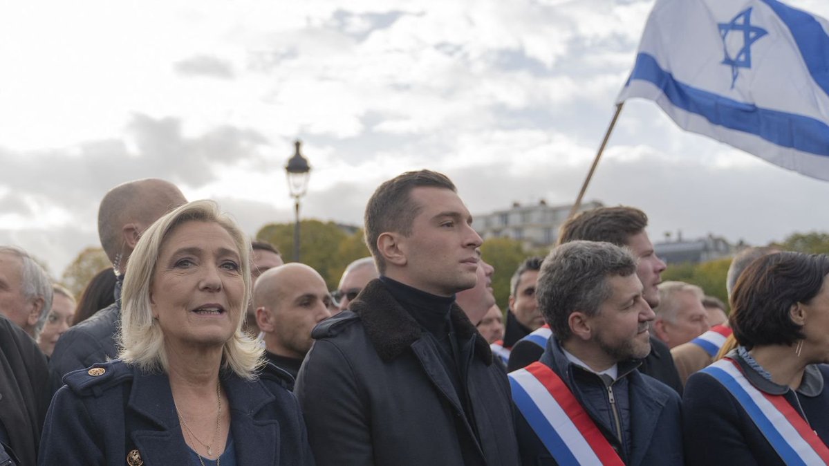 DonDabra's tweet photo. @Guigz75116 Ah parce que c'est mieux de confier les clefs du pays à cette immonde serpillère ? 🤡 https://t.co/G2G7T2LRzx