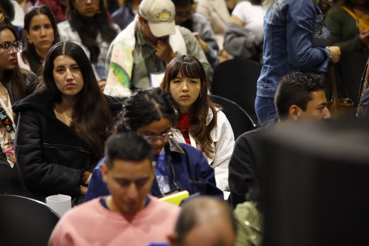 MinAmbienteCo's tweet photo. "El Reporte de Santa Marta no pertenece a 2 gobiernos ni únicamente a los 57 países participantes. Es el legado construido colectivamente para las generaciones presentes y futuras."

Durante la presentación del Reporte de la Primera Conferencia Para la Transición #MásAlláDeLosCombustiblesFósiles en su versión en español, la ministra (e) de Ambiente y Desarrollo Sostenible, Irene Vélez Torres (@IreneVelezT ) recordó que Colombia asumió, desde el inicio de este Gobierno, el compromiso de impulsar una Transición Energética Justa, convencida de que enfrentar el cambio climático implica actuar sobre su principal causa.

Más que un documento, es un legado construido desde los territorios, que busca trascender gobiernos, ciclos políticos y escenarios multilaterales para inspirar acciones concretas frente a la crisis climática.

"La participación no fue un símbolo ni un gesto protocolario. Ha sido el sello de este Gobierno: gobernar junto al pueblo y desde los territorios." @IreneVelezT 

Conoce el Informe en español🔗 https://t.co/AAd61qkJuH