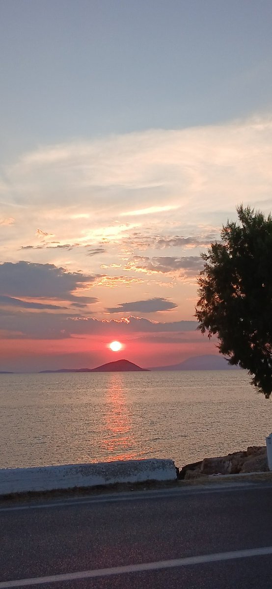 smaragdaal's tweet photo. Αίγινα....ανάμεσα στο φως και τη σκιά, το Ελληνικό καλοκαίρι.

#summer #Greece #greeksummer https://t.co/WO8hHoR2jd