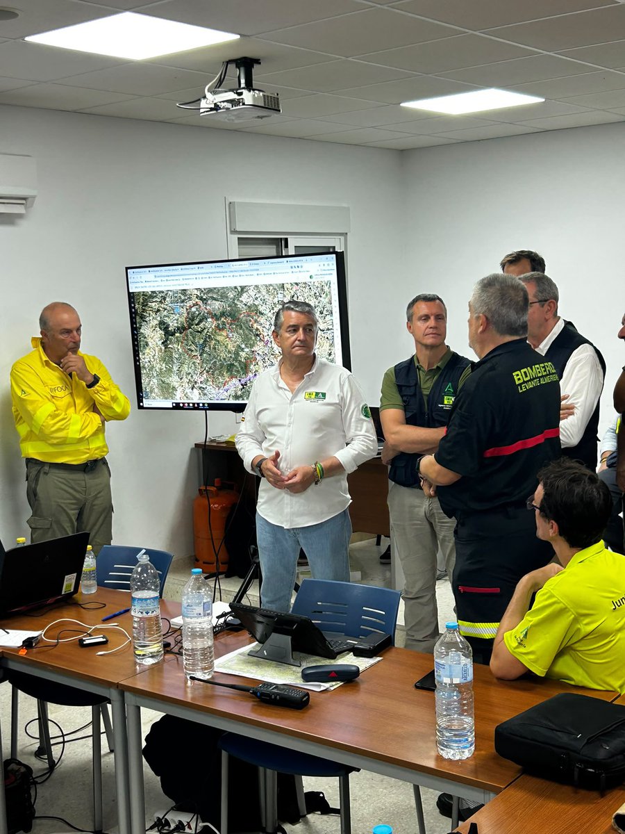 antoniosanz's tweet photo. 🔴 #IFLosGallardos | ACTUALIZACIÓN

Autorizamos el regreso seguro de más de 600 personas de Los Castaños, Almocaízar, Alfaix y el camping de Los Gallardos.

También queda levantado el confinamiento de Lubrín.

El trabajo de ataque realizado hoy y la estabilización de gran parte del perímetro nos permiten seguir avanzando en la vuelta a la normalidad.

Gracias a todos los operativos y a la ciudadanía por su colaboración.

#AndalucíaPreviene #AndalucíaTeCuida