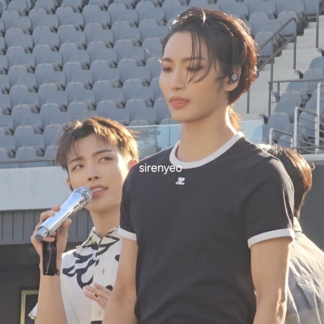 lunaahwa's tweet photo. shipping and all that aside, having someone who looks at you like this, appreciating you whole while being by your side for so many years and many more is the most wholesome thing ever. i wish everyone would find someone like this, platonic or romantic <3 https://t.co/sqNf2BeK9u
