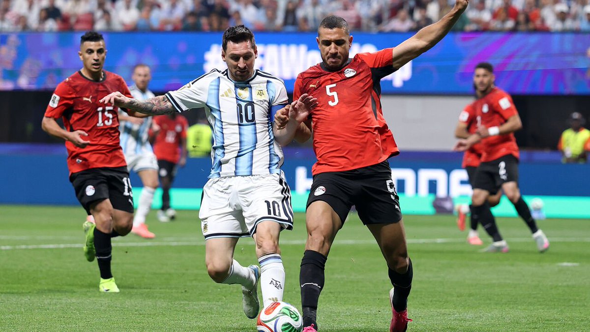 MessiXtraHQ's tweet photo. 🇪🇬🗣️ Rami Rabia (Egypt player): 

"Messi is the one who went to Salah and initiated the handshake before the start of the match, and there was mutual respect. Even after he missed the penalty kick, we didn't witness any altercations or interventions. Even when I fell to the ground, he helped me get up."