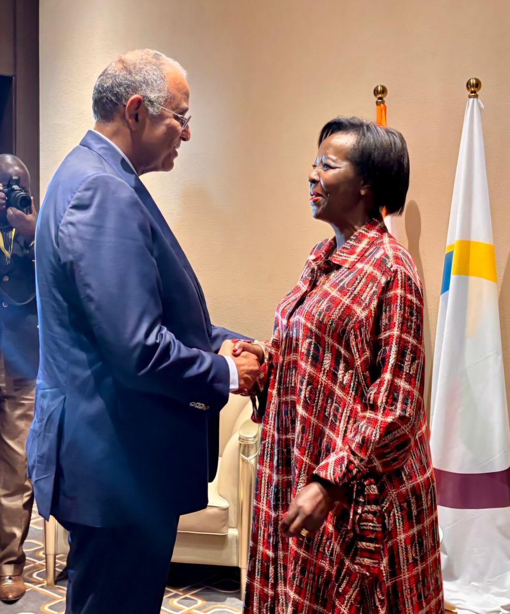 OIFrancophonie's tweet photo. En marge de la clôture de la 51ᵉ session annuelle de l’@APFfrancophonie, la Secrétaire générale de la #Francophonie, @LMushikiwabo, a rencontré Jérôme Patrick Achi, Président de l’Assemblée nationale de Côte d’Ivoire.

Leurs échanges ont porté sur les enjeux de la mobilité, en particulier dans les domaines de la recherche et de l’enseignement supérieur, un réservoir de talents encore largement sous-exploité. Par ailleurs, la Secrétaire générale a mis en avant les initiatives de l’OIF visant à faciliter la circulation des acteurs culturels et économiques au sein de l’espace francophone.