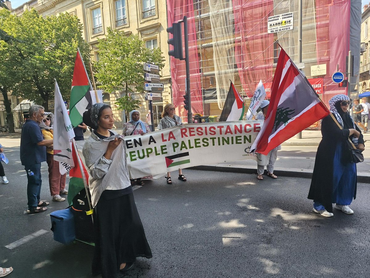ComiteAction's tweet photo. Merci à tous ceux qui soutiennent la Palestine , tous les samedis , par tous les temps et qui dénoncent inlassablement le GÉNOCIDE en Palestine 
On ne lâche rien ✊
On se retrouve la semaine prochaine pour une nouvelle mobilisation dés 15h30 
#Gaza  #Bordeaux #Palestine https://t.co/N9DSWluvyP