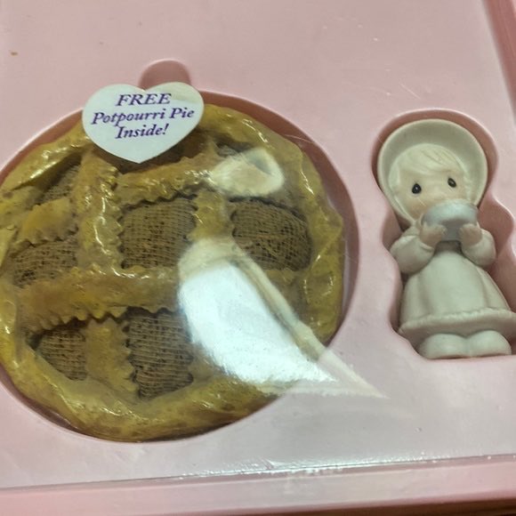 yunfettizsu's tweet photo. Precious Moments "Holiday Wishes, Sweety Pie!" includes a cinnamon scented potpourri pie! ˖ ݁♬⋆ https://t.co/OmQOVD1ESc