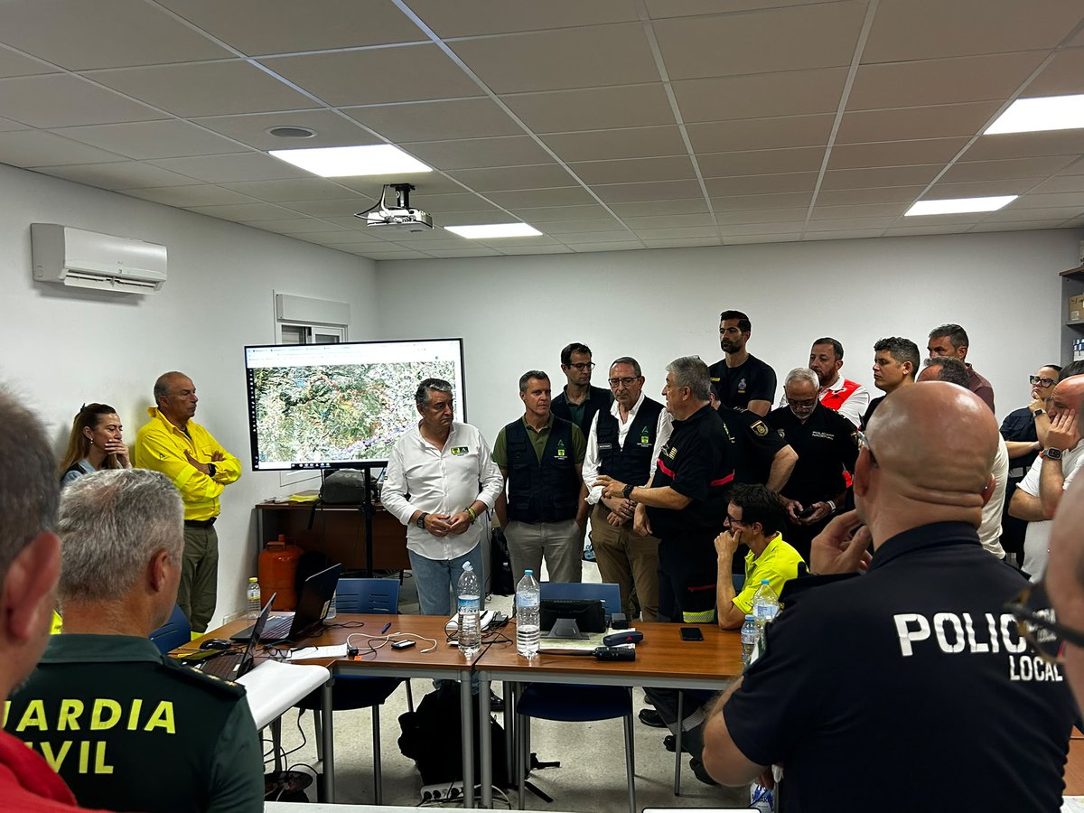 E112Andalucia's tweet photo. 🔴 ÚLTIMA HORA | #IFLosGallardos

El consejero de Sanidad, Presidencia y Emergencias, Antonio Sanz, anuncia el regreso seguro de más de 600 personas a Los Castaños, Almocaízar, Alfaix y al camping de Los Gallardos.

También queda levantado el confinamiento de Lubrín.

El trabajo de ataque realizado durante la jornada ha permitido estabilizar gran parte del perímetro y seguir avanzando hacia la normalidad.

Gracias a todos los operativos y a la ciudadanía por su colaboración.

#AndalucíaPreviene #AndalucíaTeCuida