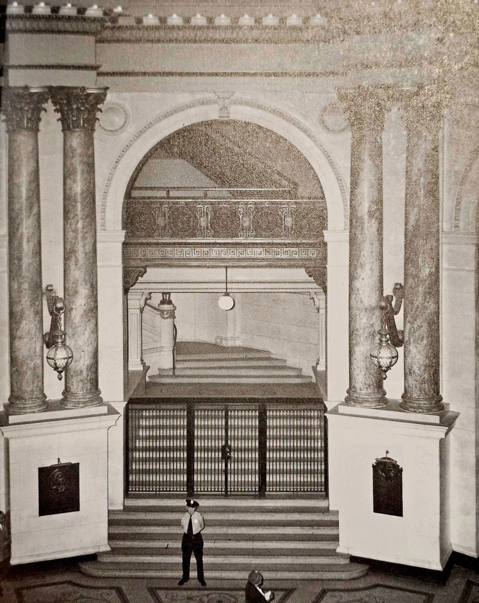 scumbunker's tweet photo. The interior details of the majestic dome of the 'lost' Chicago Federal Building. 

Replaced in our time by a shiny black rectangular box. https://t.co/ZVyhJqaejV