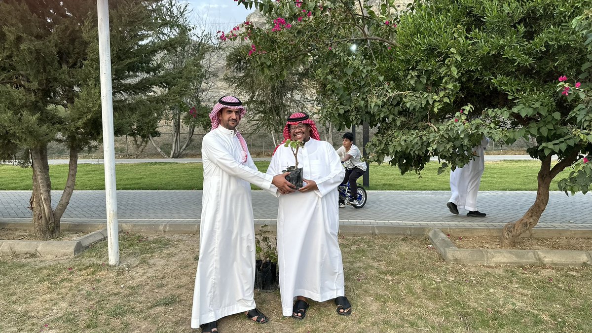 MaeshuqMunicipa's tweet photo. ضمن المبادرات البيئية المصاحبة لفعاليات #صيف_الباحة_2026 تواصل بلدية معشوقة توزيع الشتلات دعمًا لزيادة الغطاء النباتي ونشر ثقافة التشجير وتعزيز الوعي بأهمية المحافظة على البيئة.

#بلدية_معشوقة
#أمانة_منطقة_الباحة https://t.co/RcyHl9pbyj