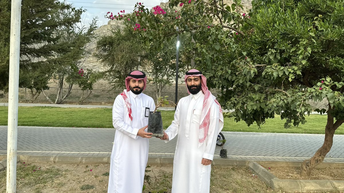 MaeshuqMunicipa's tweet photo. ضمن المبادرات البيئية المصاحبة لفعاليات #صيف_الباحة_2026 تواصل بلدية معشوقة توزيع الشتلات دعمًا لزيادة الغطاء النباتي ونشر ثقافة التشجير وتعزيز الوعي بأهمية المحافظة على البيئة.

#بلدية_معشوقة
#أمانة_منطقة_الباحة https://t.co/RcyHl9pbyj