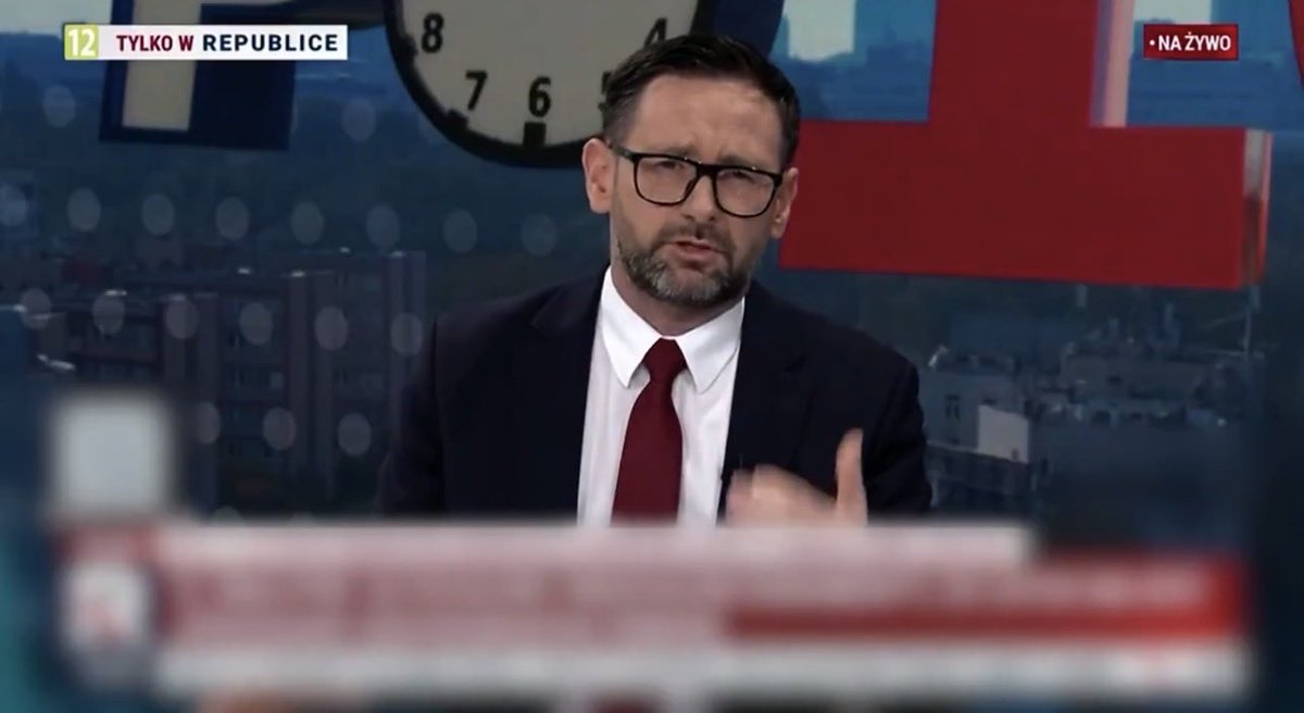 lemoniadowy1969's tweet photo. Geniusz, wyjątkowo sprawnie działający menadżer- strateg finansowy - @DanielObajtek .

Człowiek, który zarządzał największą spółką Skarbu Państwa – Orlenem – i nie wie, że idąc do sklepu, płacąc kartą, płaci się brutto z VAT.

W wywiadzie telewizyjnym z dumą oznajmił, że jego miesięczne wydatki z karty służbowej wynosiły „tylko” 1200 zł. 

Dziennikarz pyta - netto czy brutto?

Obajtek, bez mrugnięcia okiem odpowiada - „Netto”.

Kompletny kretyn. 

Absolutnie oderwany od jakiejkolwiek podstawowej wiedzy ekonomicznej.

Taki właśnie głąb skończony przez lata kierował gigantem naftowym.

Teraz już wszyscy powinni rozumieć, dlaczego ta spółka funkcjonowała jak chlew, dlaczego sprzedano Lotos Aramco, dlaczego z firmy wypłynęły miliardy i dlaczego Obajtek ma postawione zarzuty za nadużycia finansowe.

Pcim wstydzi się za Obajtka?