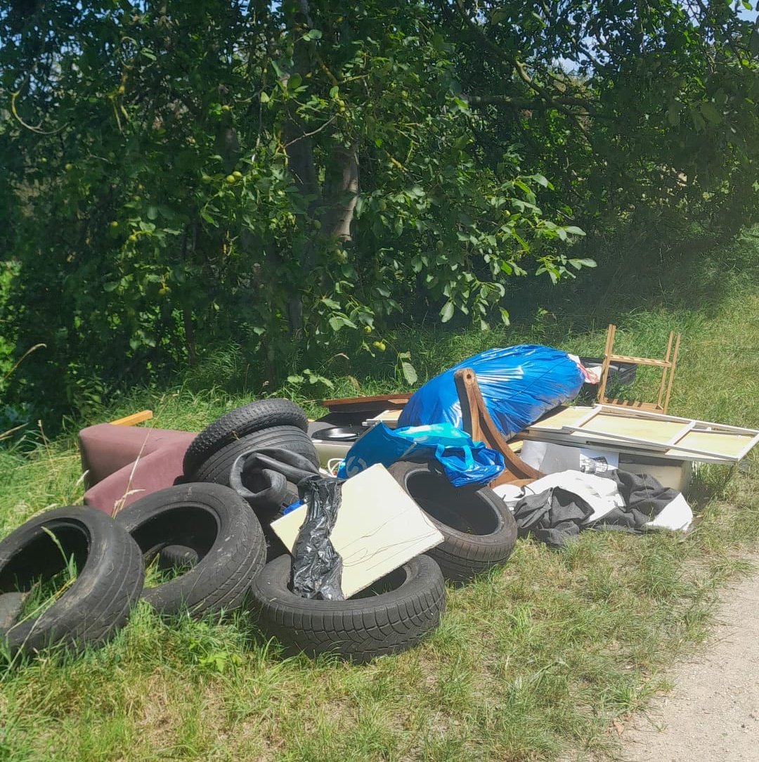 DeventerPol's tweet photo. 'Kunstenaar' gezocht
Over smaak valt in dit geval te twisten.. Smakeloos en schaamteloos achtergelaten.
Er hebben zich inmiddels belangstellenden gemeld:
 #politie en #gemeente #Deventer 
Dus mocht u schaamte ervaren komt u zich dan nader verklaren.

Fijne avond👮🏼‍♀️👋🏽💙 https://t.co/LddFJRS9f5