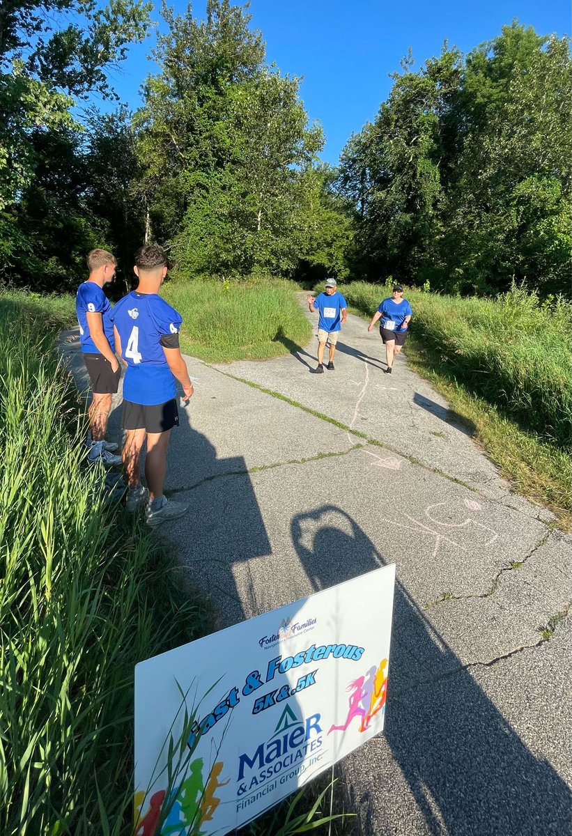 GladwinFootball's tweet photo. Proud of our players for giving back to the community today!
One group volunteered at the Fast & Fosterous 5K & .5K, encouraging runners, while another helped the Big Boy Club of Gladwin at the Dunk Tank.
#EAT #ReturnTheStandard #GladwinFootball #FlyingGs #BlueSWARM https://t.co/OBYkXNP29E