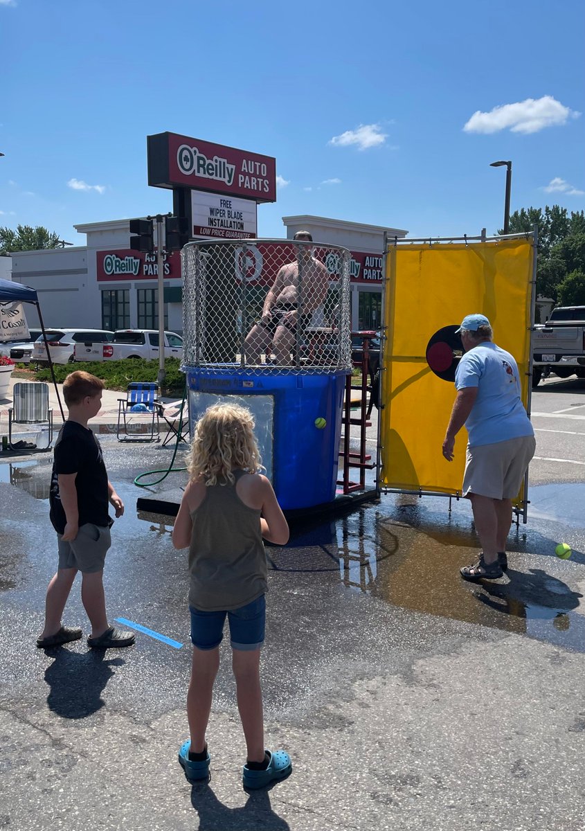 GladwinFootball's tweet photo. Proud of our players for giving back to the community today!
One group volunteered at the Fast & Fosterous 5K & .5K, encouraging runners, while another helped the Big Boy Club of Gladwin at the Dunk Tank.
#EAT #ReturnTheStandard #GladwinFootball #FlyingGs #BlueSWARM https://t.co/OBYkXNP29E