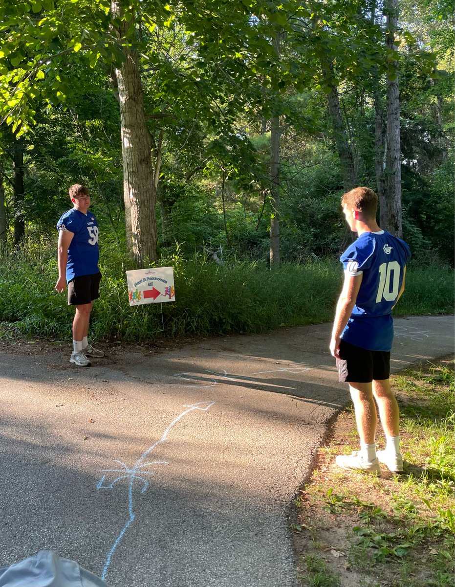 GladwinFootball's tweet photo. Proud of our players for giving back to the community today!
One group volunteered at the Fast & Fosterous 5K & .5K, encouraging runners, while another helped the Big Boy Club of Gladwin at the Dunk Tank.
#EAT #ReturnTheStandard #GladwinFootball #FlyingGs #BlueSWARM https://t.co/OBYkXNP29E