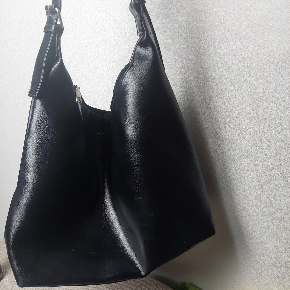 senionyla's tweet photo. Tgif project yuko totebag - Hitam 
perbedaan warna faktor cahaya
Di ofc store masih 80k-an

💟 Splitpay only 45k
🍊 Bisa oren, gratong, cod.

Link cek bio, detail? Dm
Wts preloved like new https://t.co/jDXRmhWKoq