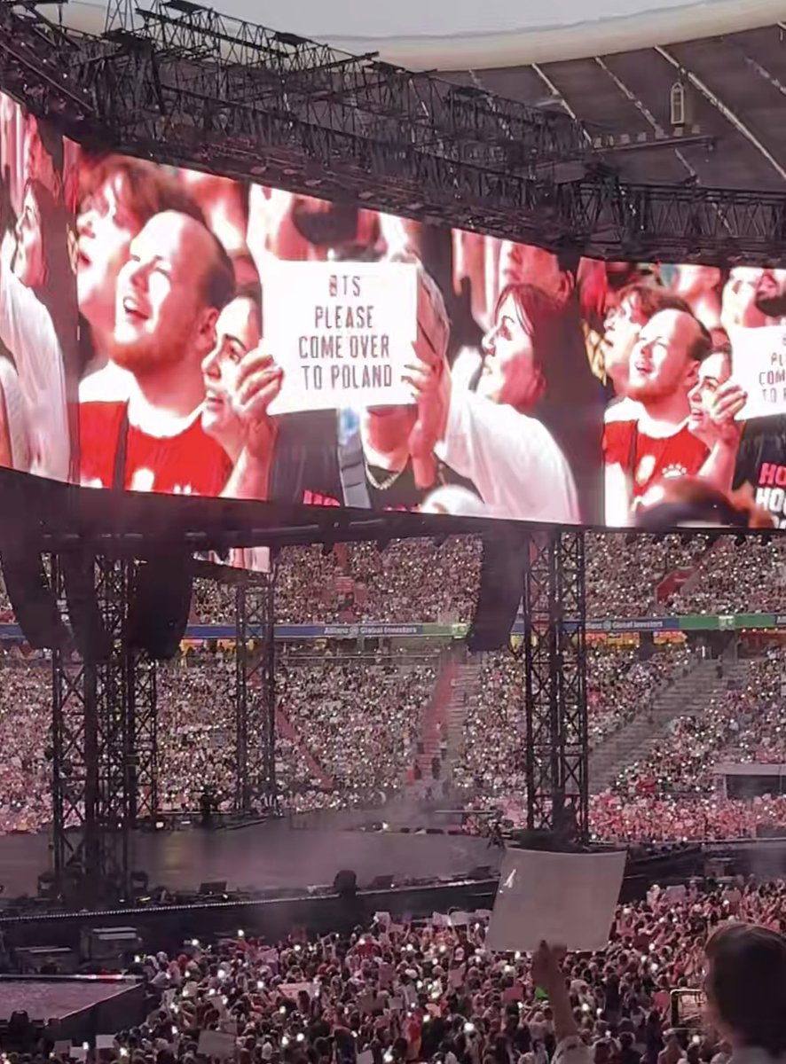 molemates's tweet photo. polish armys in munich!!!!!
kocham was wszystkich za te flagi💜
bts come to poland in 2027!!! https://t.co/9EdfjsGFkf