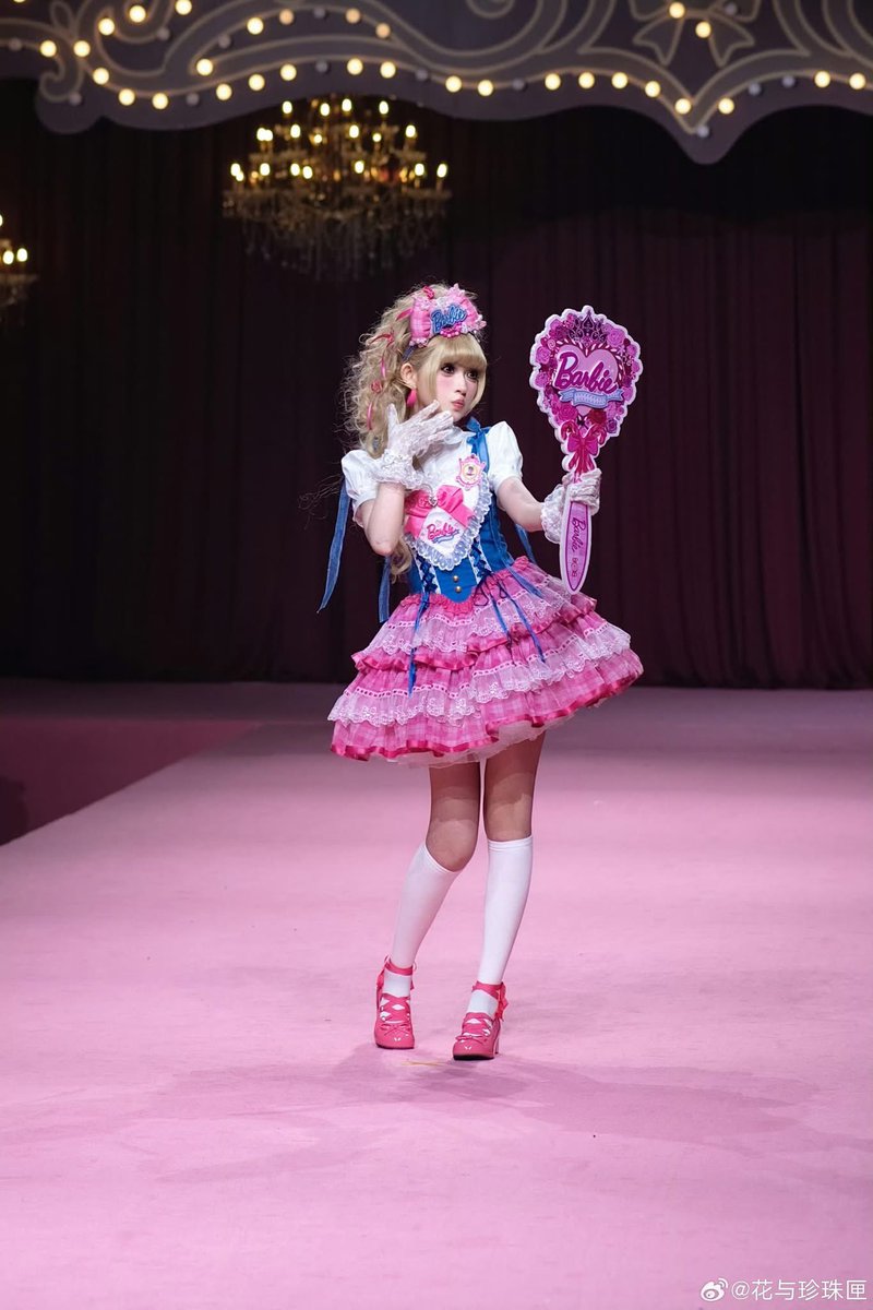 Kuronuma_Aoba's tweet photo. Hear me out! We start letting Chinese Lolita’s design Barbie dolls from now on.

Source : Mademoiselle Pearl tea party runway with 2027 releases, including the #Barbie collaboration and #HelloKitty collaboration.
#lolitafashion https://t.co/XxwHAwWq70