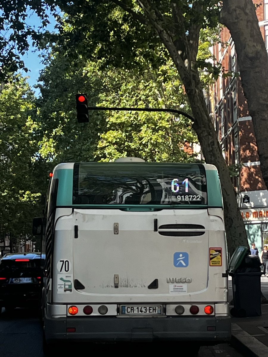 _Marcel_Samba_'s tweet photo. @ClientsRATP @IDFmobilites Votre chauffeur a tenté de me tuer à deux reprises cet après-midi du samedi 11 juillet vers 17:30, avenue Ledru-Rollin, vers l’arrêt Charonne-Keller.

D’abord en se rabattant sur moi (j’étais à vélo) pour s’arrêter à l’arrêt de bus, plutôt que de me laisser passer avant de se garer.
J’ai été obligé, pour ne pas passer sous le bus, de me coller au trottoir et de freiner en urgence. 

Puis, non content que je lui aie fait remarquer sa dangerosité, en me frôlant volontairement 200 m plus loin, à une vitesse délirante.

Cette personne est, soit un meurtrier en puissance, soit, comme le suppose le policier qui a pris ma main courante, complètement camé. 

Que faire pour mettre cette personne hors d’état de nuire ?

Merci pour votre réponse.