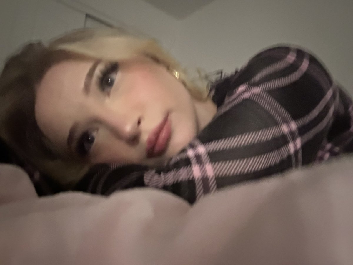 princesslymel's tweet photo. the princess has awoken, time to send now 😋 https://t.co/dzpf2sytwm