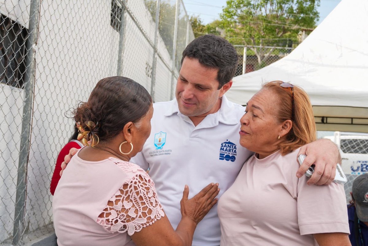 camilogeorge1's tweet photo. Entrega de nueva Cancha Múltiple en el barrio Zarabanda por parte del señor alcalde @CarlosPinedoC. Gracias al equipo de Obras Barriales por su enorme trabajo. https://t.co/bNOAlnSGcf