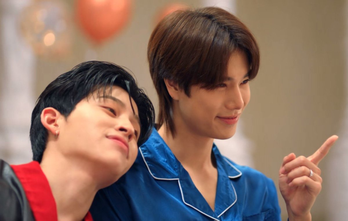jjaephu's tweet photo. MENURUT GW SCENE INI MASUK KE ONE OF THE BEST AND CRAZIEST SHOT YG GW SUKA DI PAM KRN WHAT THE HELLLLL PEACHAYARAT BEING SO BEAUTIFUL AND GORGEOUS TRUS DENGAN CENTILNYA POINTING THEIR CHILDREN SAMBIL SENYUM MENAWAN GITU DISISI LAIN DENGAN MANJANYA HIS WEIRD HUSBAND ALIAS THEERAKIT JUST LEANING ON HIM 😭 BERMANJA RIA 😭 KAYAK APA YA 😭 SANGAT MENIKAH 😭 SABGAT MESRA 😭 SANGAT MEMPERLIHATKAN PASUSU BERUMAH TANGGA 😭 #PeachAndMeSeriesEP1