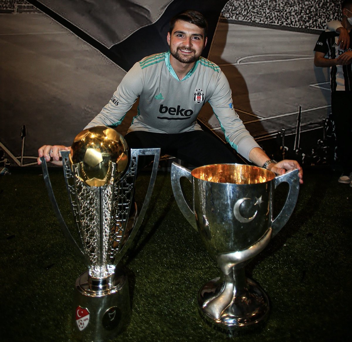 sercan_dikme's tweet photo. Ersin Destanoğlu Birleşik Arap Emirlikleri ekibi Al-Jazira’de. Hayırlı olsun. Yolu açık olsun. @SportsDigitale 

Sözleşme süresi: 3 yıl https://t.co/iPJ8VTbKrB