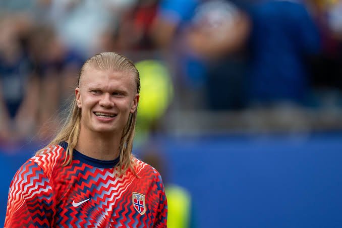 diz_utd's tweet photo. 🇳🇴 Norway XI: Nyland; Ryerson, Ajer, Heggem, Wolfe; Odegaard, Berge, Berg; Sorloth, Erling Haaland, Schjelderup. 

🏴󠁧󠁢󠁥󠁮󠁧󠁿 England XI: Pickford; Konsa, Stones, Guéhi, O'Reilly; Anderson, Rice; Madueke, Bellingham, Gordon; Harry Kane. https://t.co/FSD1SJXBrw