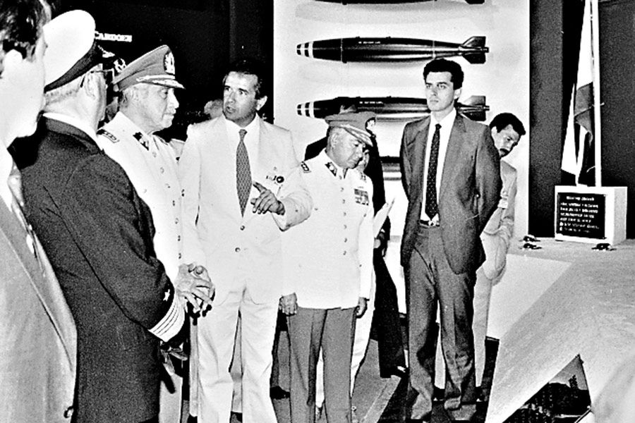 revistaelzorro's tweet photo. HACE 20 AÑOS | Carlos Cardoen, proveedor de armas para las FFAA durante la dictadura, dijo en @Cooperativa que Pinochet traficó armas y recibió coimas. “Sí, claro. Traficó armas”
-¿Lo hizo el Ejército? “Por supuesto”
-Pinochet recibió coimas. “Sin duda” https://t.co/AqIjrD0cNH